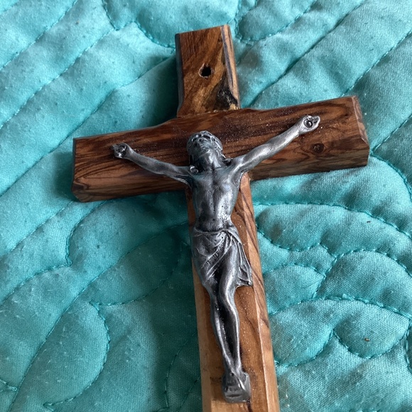 SMALL OLIVE WOOD & METAL CRUCIFIX - Picture 2 of 6